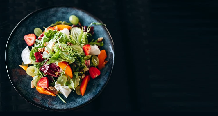 Leichter Sommer-Salat mit süßen gegrillten Pfirsichen, Erdbeeren und Trauben